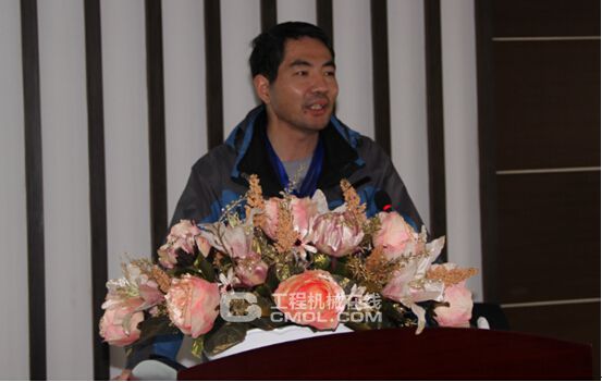 副总经理王新荣主持会议