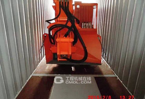 在上海港口装集装箱的照片