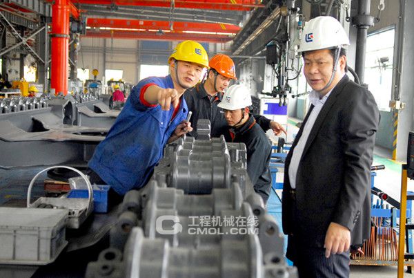 柳工领导新年上班伊始走基层送祝福