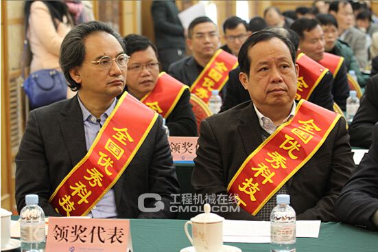 龙跃(右)在第六届全国优秀科技工作者表彰大会广西颁奖现场