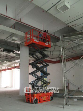 星邦重工剪叉式高空作业平台用于车库建设