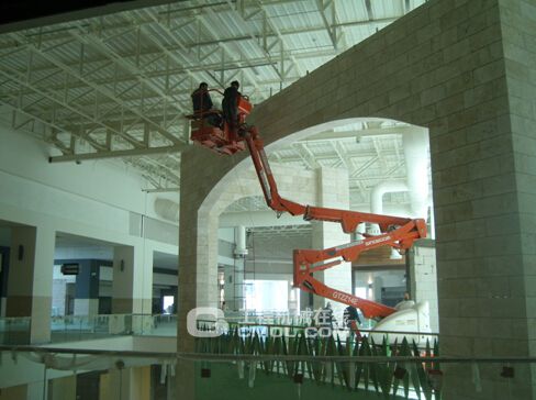 星邦重工曲臂式高空作业平台用于海外酒店建设