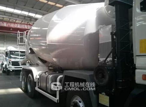 雷萨16方无副梁搅拌车成功问世