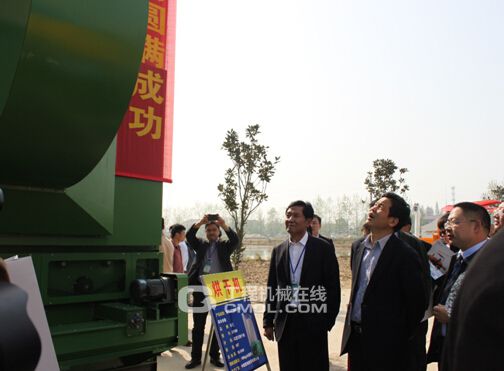 中联重科在现场展示了35吨级混流式烘干机