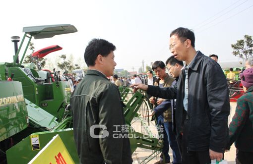 满足南方水稻收获作业的谷王水稻机被与会代表一致看好
