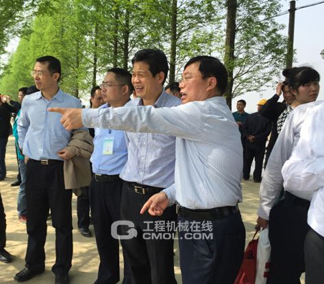 与会领导对谷王、耕王产品现场演示效果大加赞赏