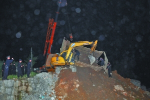 挖掘机驾驶室被埋