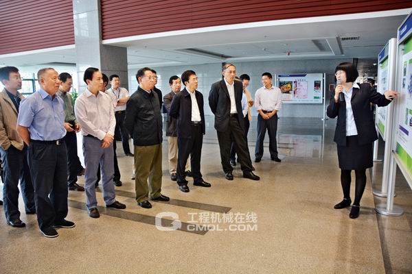 中央研究院院长、环境产业公司副总经理付玲(右一)向全国人大环资委副主任委员卫留成(前排左三)等调研组领导详细介绍环境产业