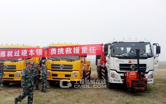 英达“修路王”PM500作为唯一道路抢修养护车辆，成为此次救援队伍中的一只重要力量。