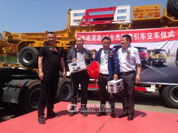 红岩杰狮牵引车成功打开丹东港物流运输市场