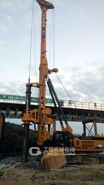雷沃FR638D旋挖钻正在执行汉江特大桥基础施工