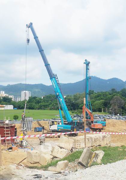 马来西亚槟城工地协同施工的旋挖钻机及履带起重机