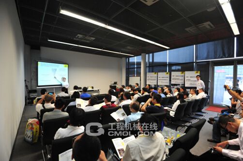 伊萨中国工程自动化销售工程师徐敏为观众讲解ICE技术
