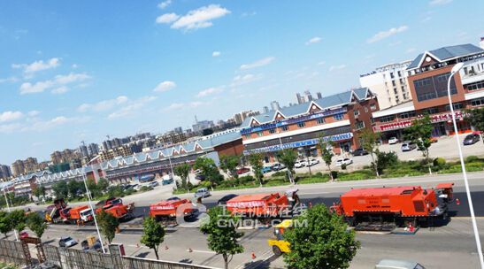 英达热再生机组施工环保,与碧蓝天空、蒙古族街景相映成