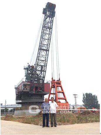 微特电子工程师与570吨的特大型挖泥机设计总工合影