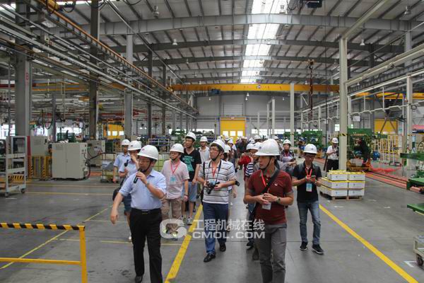 媒体采访团记者参观中联重科芜湖工业园