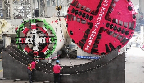 ( 8月26日，中国铁建重工盾构机总装车间，一批定制的盾构机下线准备发往全国各地。记者 郭立亮 摄)