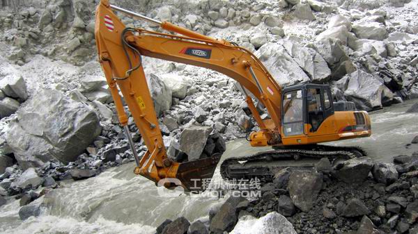 雷沃挖掘机在尼鲁姆河大坝截流作业中大显身手