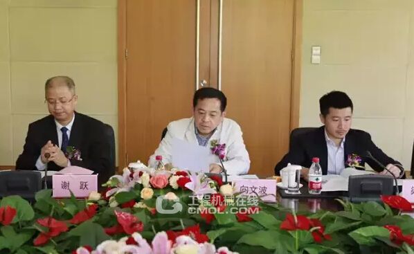 久隆保险董事长向文波(左二)和久隆财险筹备组组长谢跃(左一)