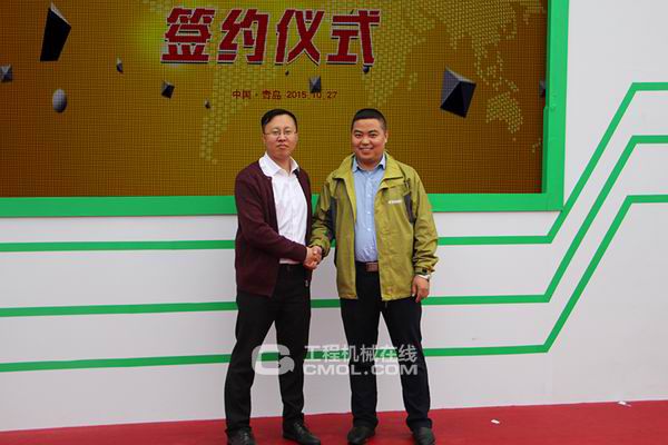 易极拍执行总裁张凯（左）和农机1688总经理张兴锦（右）