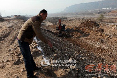 12月6日下午，在宝鸡市渭河滩上，王师傅说脚下的土坑里曾找到一辆车被盗的部件