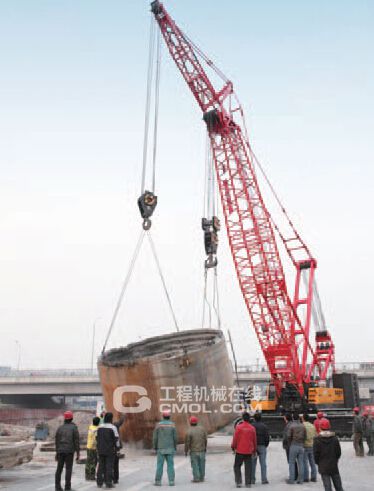 三一盾构专用履带起重机采用19.5m主臂、7m重型固定副臂,吊装90t重盾构机