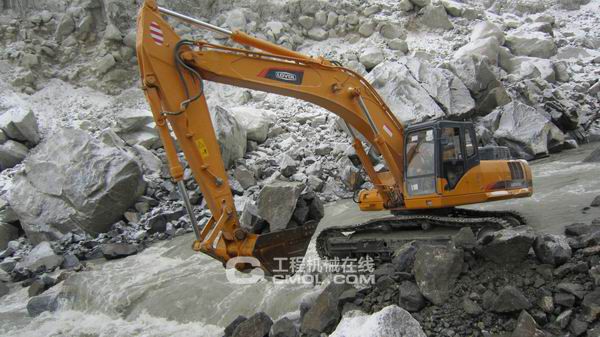 雷沃挖掘机在尼鲁姆河大坝截流作业中大显身手