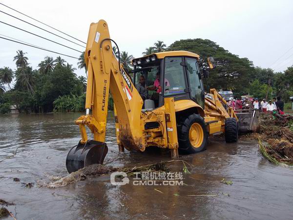 雷沃挖掘装载机参与斯里兰卡抗洪救灾一线作业