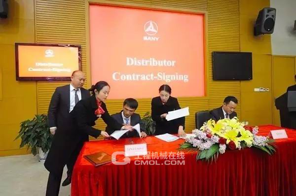 三一海洋重工董事长伏卫忠与代理商签约