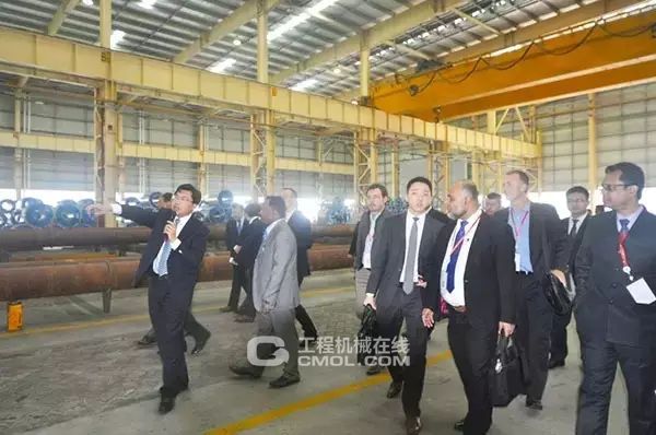 三一海洋重工营销公司总经理马志强带领客人参观车间