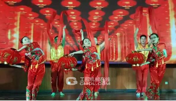由喜气洋洋的舞蹈表演《欢聚一堂》热力开场,点燃全场气氛