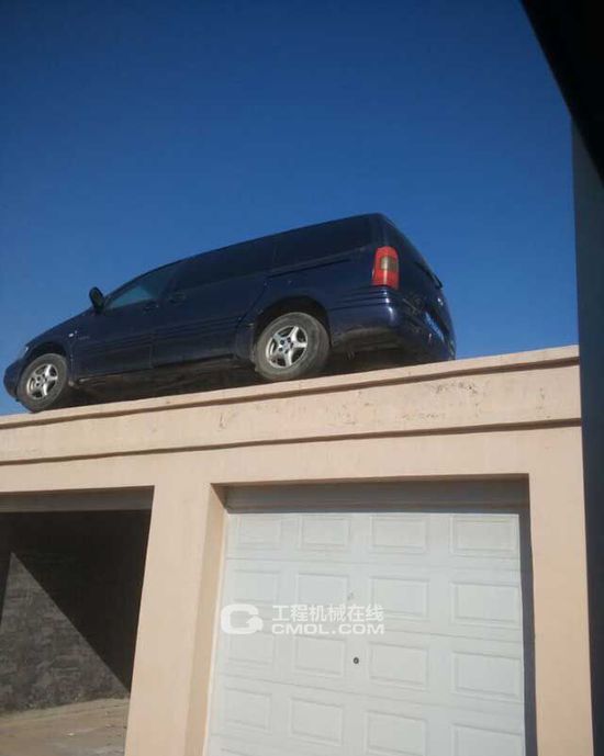 车库前乱停车被叉上房顶 