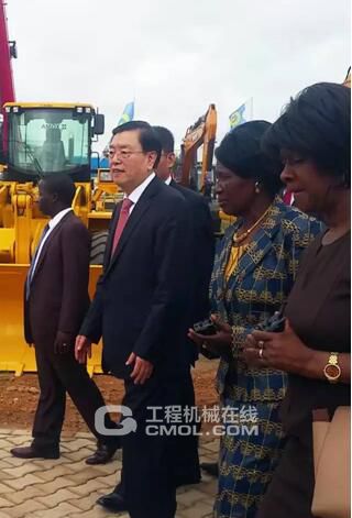 张德江委员长在赞比亚领导人的陪同下莅临厦工展区