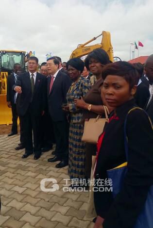 张德江委员长在赞比亚领导人的陪同下莅临厦工展区