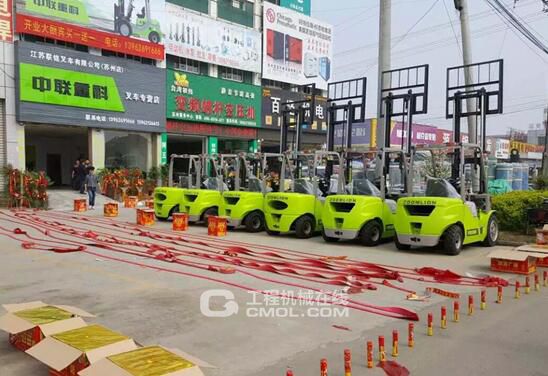 中联重科叉车多款产品列阵会场前
