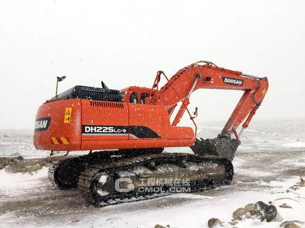 斗山9C系列新品DH225LC-9在一片大雪中作业