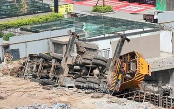 挖掘机突然倾斜的那一刻，44岁的吊车司机吴师傅吓坏了，“要是翻进7米高的下沉广场里去，后果不堪设想!”