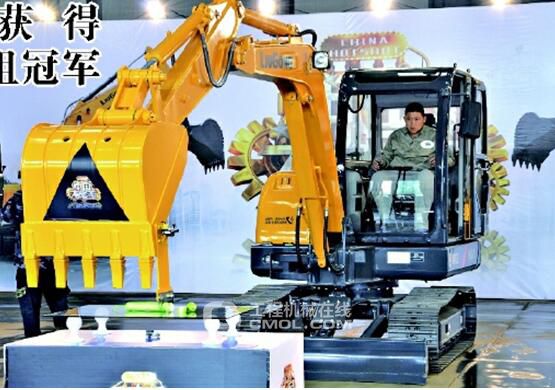 　4月21日，首钢职工王瑞在“中国大能手”栏目中获得挖掘机比赛项目全国第一名。
