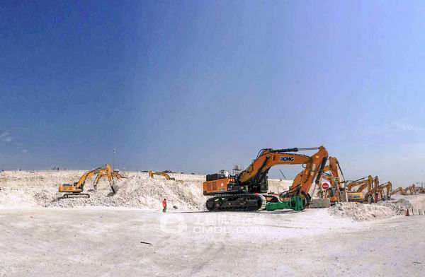徐工挖机群 助力卡塔尔世界杯场馆建设