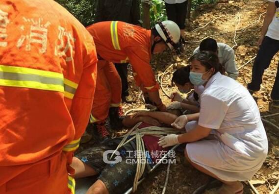 6月20日11时59分许，南靖县山城镇南五水库往里几十公里处一处山顶，一辆正在作业的挖掘机突然翻落50余米的陡坡，司机身体多处受伤。