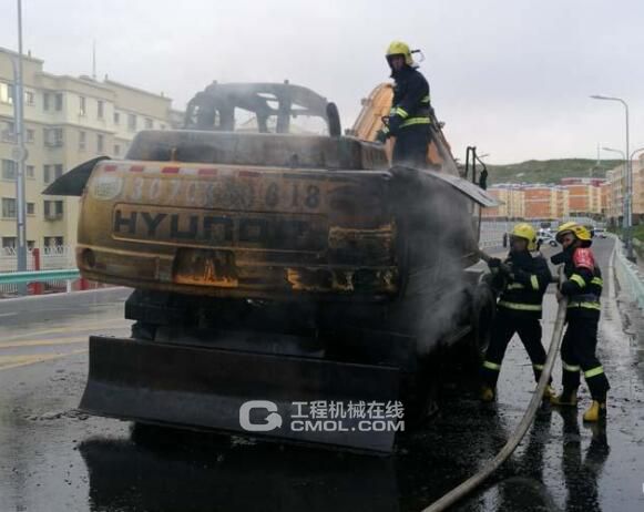新疆阿勒泰挖掘机街头着火浓烟滚滚 消防紧急