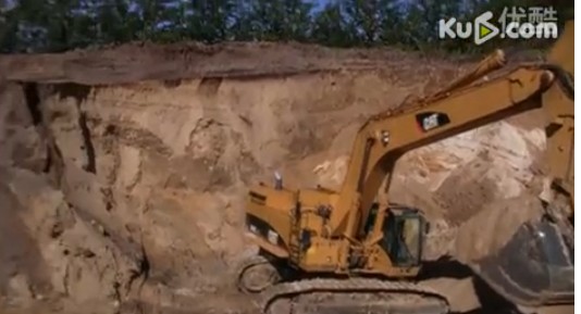 视频：卡特彼勒365CL长臂挖掘机在裝车沃尔沃自卸