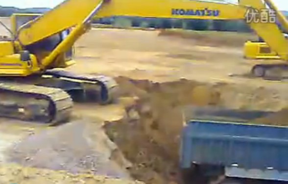 视频: 两台小松PC400-8挖掘机在印度尼西亚工作中 