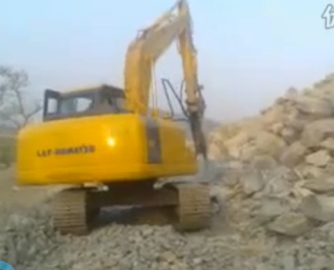 视频: 小松PC130-7挖掘机用破碎器 