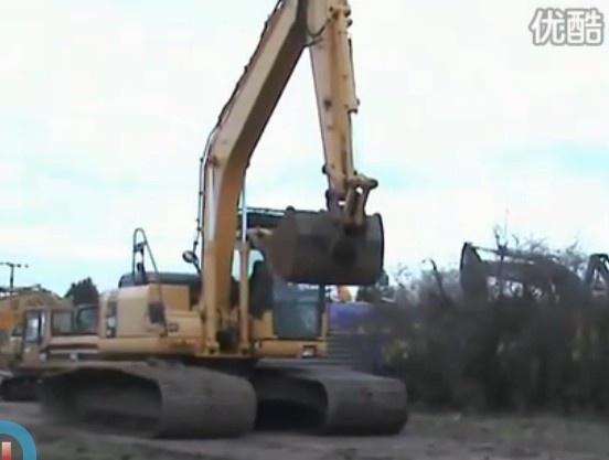 小松1250-8挖掘机在装自卸车