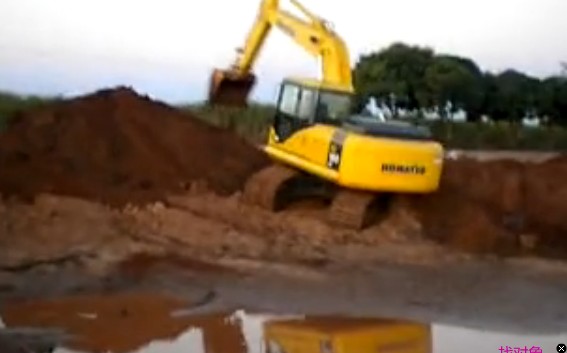 视频：小松PC160LC-7在挖土