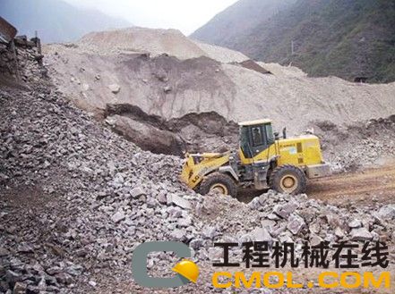临工LG953装载机忙碌于冕宁县茂源稀土有限公司矿山