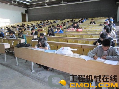 南京学子们在参与临工校园招聘笔试环节