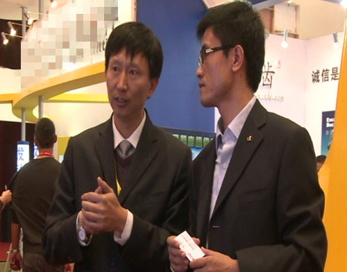 工程机械在线谢总与科泰重工营销公司总经理刘以明交谈
