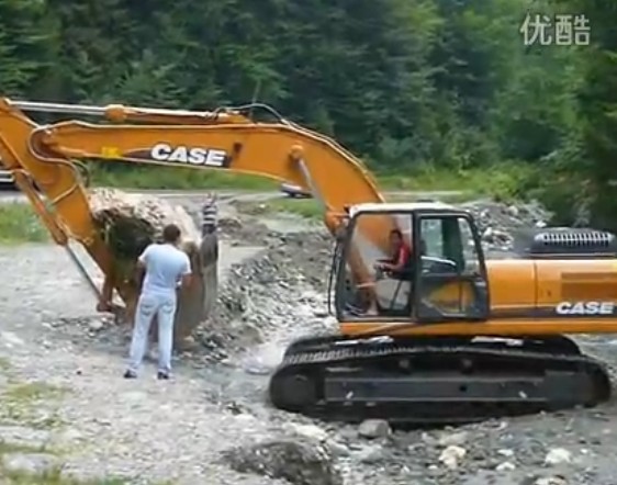  视频:  凯斯Case CX290挖掘机在搬石头  
